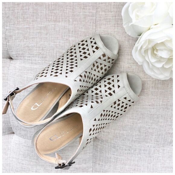 NEW Chinese Laundry Laser Cut Peep Toe Heel Sandal Size 9.5 - Picture 4 of 15